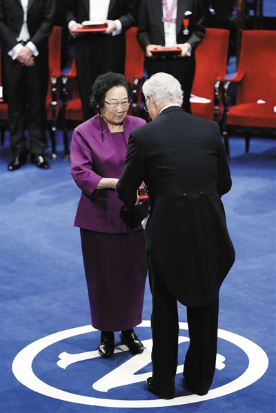 屠呦呦获颁2015年诺贝尔生理学或医学奖